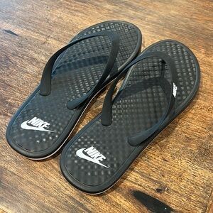 Nike women’s size 12 flip flops new